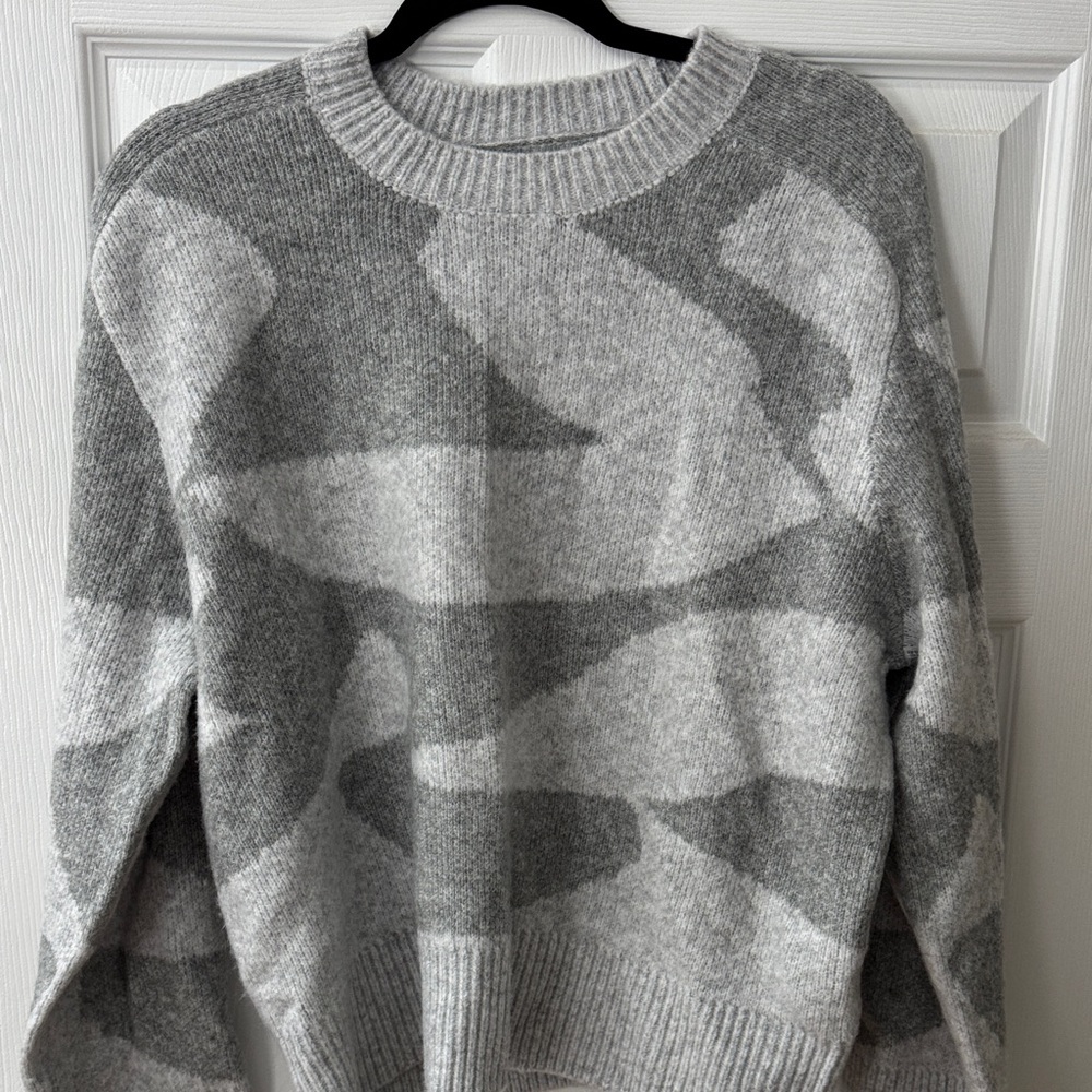 Abercrombie Grey and White Patterned Sweater. Size M